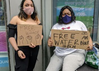 Manuela Ramirez (vas) ja Zekiya Louis jakavat ilmaista vettä rasisminvastaisille mielenosoittajille New Yorkin Times Squarella viime kesäkuussa. Nämäkin nuoret naiset todennäköisesti ovat ikäistään vanhempia, kokemansa rasismin vanhentamia.