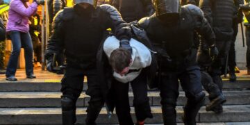 Keskiviikkona 21.4. ympäri Venäjää osoitettiin mieltä, ja vaadittiin hoitoa vangitulle oppositiojohtajalle Aleksei Navalnyille. Poliisit pidättivät mielenosoittajan.
