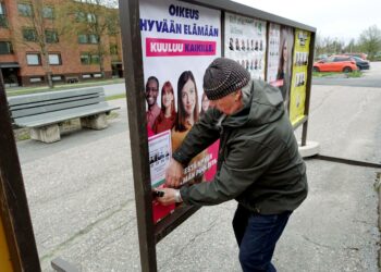 Vasemmistoliiton kuntavaaliehdokas ja valtuutettu Seppo Laine kiinnitti vaalimainostaan telineeseen Ähtärissä 24. toukokuuta. Laine jatkaa puolueen ainoana valtuutettuna Ähtärissä vasemmistoliiton pienen voiton jälkeen.