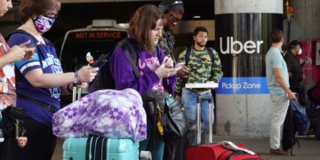 Matkustajia Uberin noutopisteessä Chicagon lentokentällä.