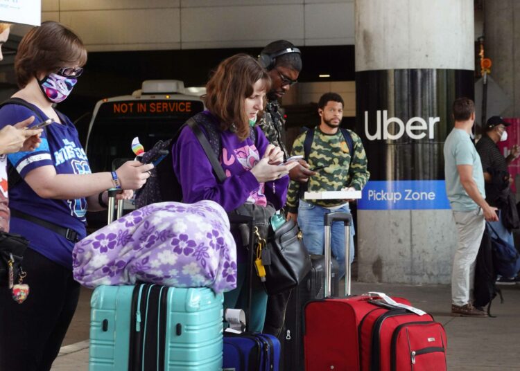Matkustajia Uberin noutopisteessä Chicagon lentokentällä.