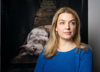 Mai Kivelä tunnetaan työstään eläinten oikeuksien hyväksi. Hänet kuvattiin Oikeutta eläimille -järjestön näyttelyssä Sikala Showroon Helsingissä. Näyttely on jo suljettu.