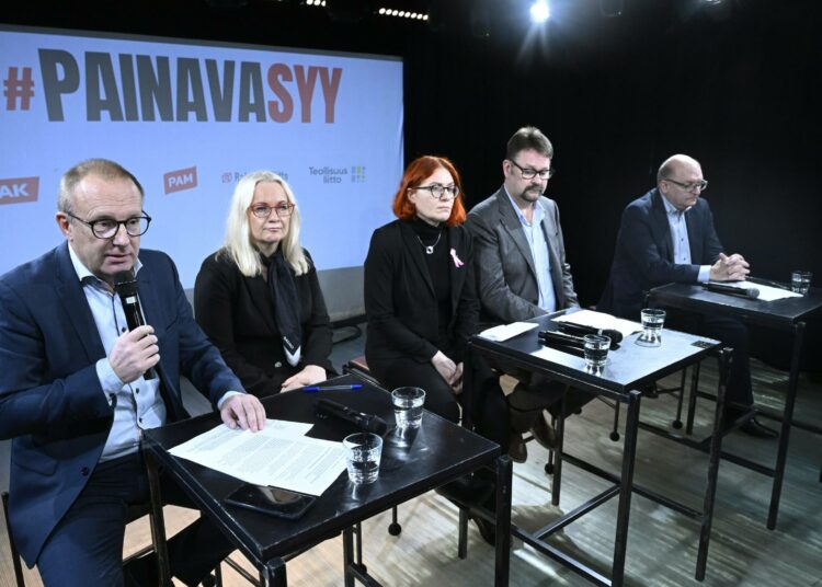 SAK:n puheenjohtaja Jarkko Eloranta, JHL:n puheenjohtaja Päivi Niemi-Laine, PAMin puheenjohtaja Annikä Rönni-Sällinen, Rakennusliiton puheenjohtaja Kimmo Palonen ja Teollisuusliiton puheenjohtaja Riku Aalto.