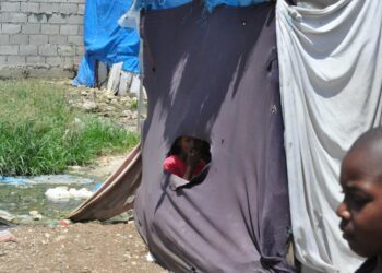 Haiti ei ole noussut pohjamudista, joihin vuoden 2010 maanjäristys sen syöksi. Pääkaupunki Port Au Prince on jengien vallassa, poliisi voimaton ja kaupunkilaiset hätää kärsimässä.