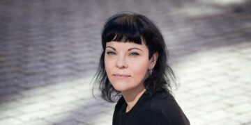 Noora Kotilainen on sotaa, militarismia, kriisejä ja kärsimystä työssään käsittelevä valtiotieteilijä ja historian tutkija, joka käsittelee kolumneissaan aikaamme leimaavia synkkiä ja väkivaltaisia ilmiöitä.
