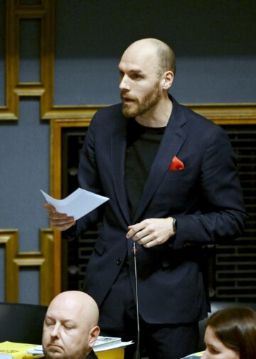 Hallitus on tuonut eduskuntaan vielä ennen joulua paketoitavaksi 70 miljoonan euron leikkauksen toimeentulotukeen, Timo Furuholm sanoi kyselytunnilla.