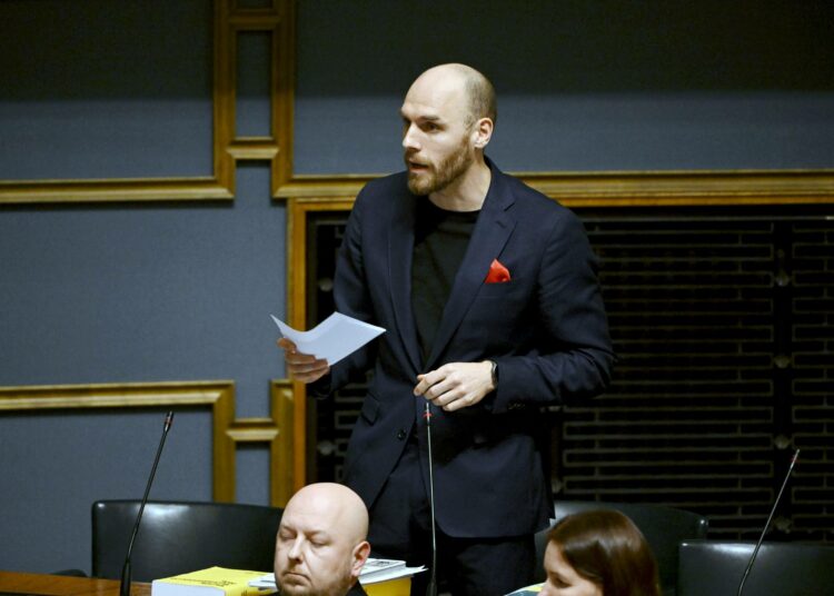 Hallitus on tuonut eduskuntaan vielä ennen joulua paketoitavaksi 70 miljoonan euron leikkauksen toimeentulotukeen, Timo Furuholm sanoi kyselytunnilla.