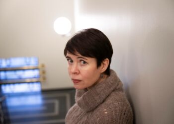 Anna Kontula kehottaa olemaan valppaana perusoikeuksiin puuttuvien esitysten suhteen.