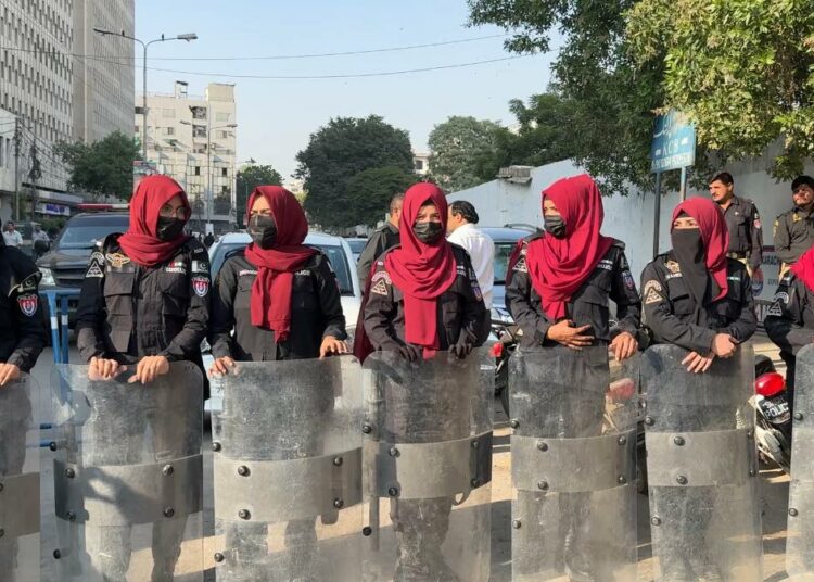 Karachin lehdistöklubille johtava tie suljettiin poliisin toimesta joulukuussa, kun siellä pidettiin lehdistötilaisuus kahden baluchinaisen sieppauksesta.