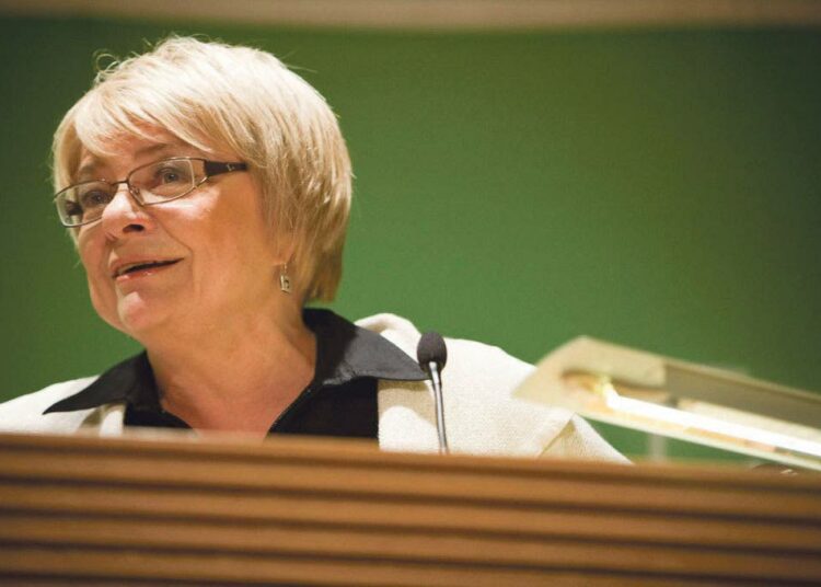 Työministeri Tarja Cronberg (vihr.) lähestyi muun muassa suomalaisia europarlamentaarikkoja paimenkirjeellä, jossa hän kannatti komission työaikoja heikentävää esitystä.