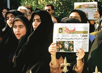 Mohammad Khatamin presidenttikaudella ilmapiiri vapautui ja valtakoneistoa uskallettiin arvostella. Kuvan mielenosoituksessa vuonna 1999 iranilaiset naisopiskelijat vaativat kirjailijoiden ja toisinajattelijoiden murhien selvittämistä.