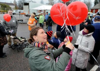 Vasemmistoliiton ehdokas Salla Salo selvitteli ilmapallojen naruja Vasemmistoliiton vaaliteltalla 16. lokakuuta 2008.
