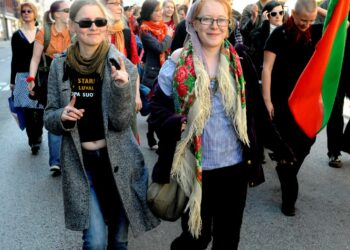 Hebe-säätiö perustettiin tukemaan Vasemmistonuoria. Tässä ollaan vappumarssilla.