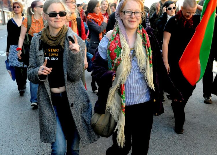 Hebe-säätiö perustettiin tukemaan Vasemmistonuoria. Tässä ollaan vappumarssilla.