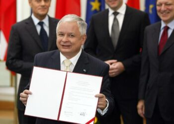 Puolan presidentti Lech Kaczynski allekirjoitti EU:n Lissabonin sopimuksen lokakuun 10. päivänä.