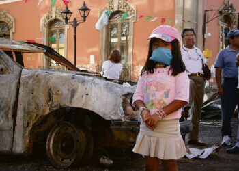 Vuonna 2006 sadattuhannet ihmiset lapsista vanhuksiin osallistuivat Oaxacassa mielenilmauksiin kuvernööriä ja väkivaltaa vastaan.