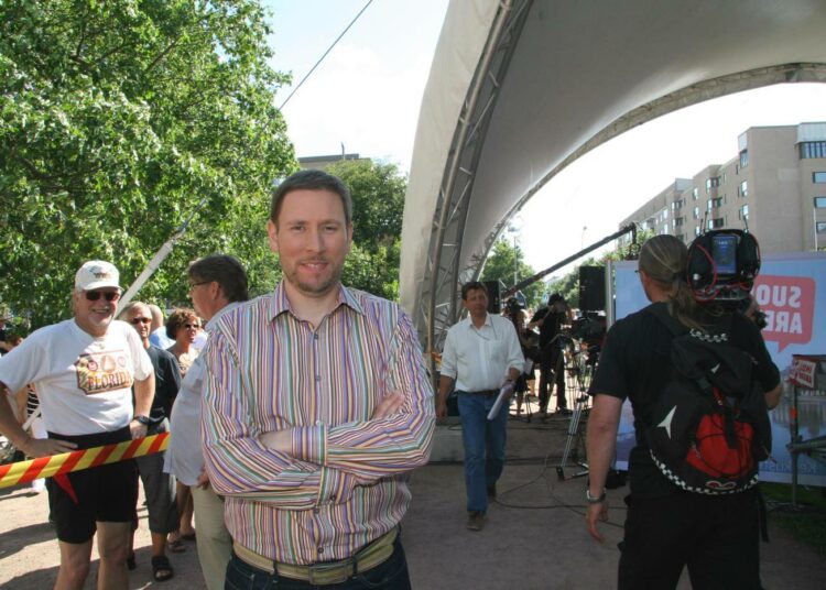 Vasemmistoliiton puheenjohtaja Paavo Arhinmäki vaati puheenjohtajatentissä oikeudenmukaisuutta verotukseen.