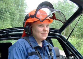 Hillevi Lehmusjärvi ajatteli ensin valmistuvansa metsäsuunnittelijaksi, mutta suorittava metsurin työ vei mukanaan.