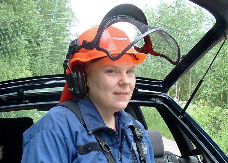 Hillevi Lehmusjärvi ajatteli ensin valmistuvansa metsäsuunnittelijaksi, mutta suorittava metsurin työ vei mukanaan.