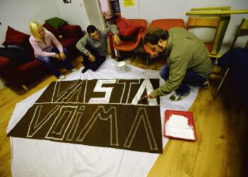 Vastavoiman aktiivit Anni Palonen, Aydin Saiyar ja Matti Mamia valmistavat banderollia.