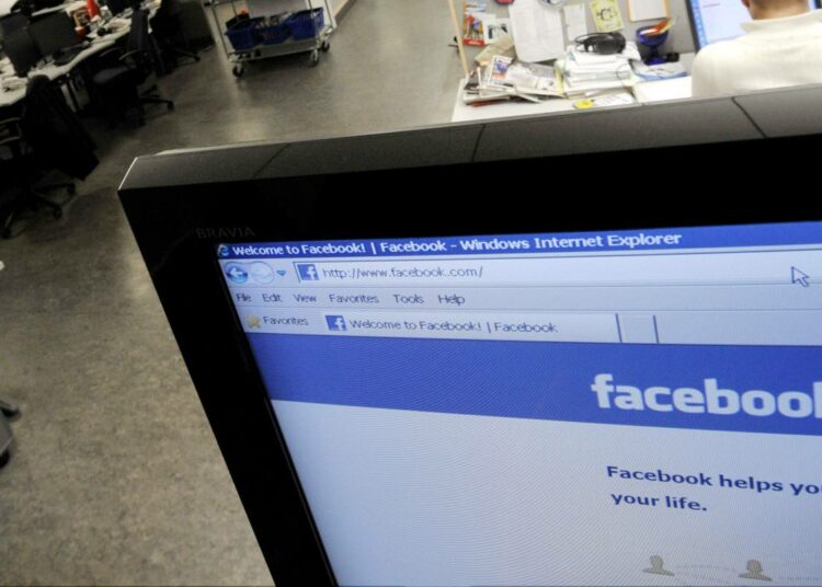 Facebookissa kerrotaan myös työasioita.