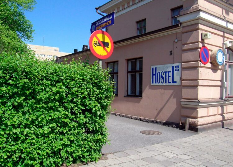 Turun retkeilymaja on toiminut samoissa tiloissa yli 60 vuotta. Ympäristöaktivistien mielestä toimintaa tulee jatkaa laivahostelin tulosta huolimatta.