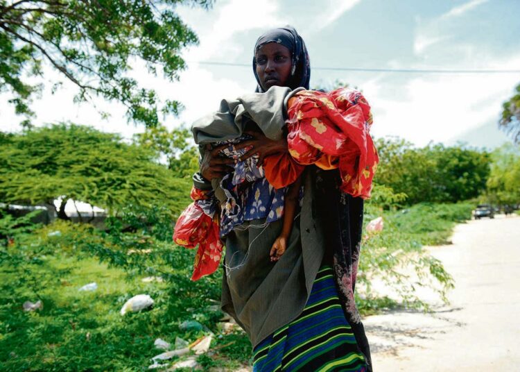 Somalian pääkaupunki Mogadishu 15.8.2011. Mulmillo kantoi aliravitsemuksen seurauksiin kuollutta kaksivuotiasta poikaansa sairaala-alueella.