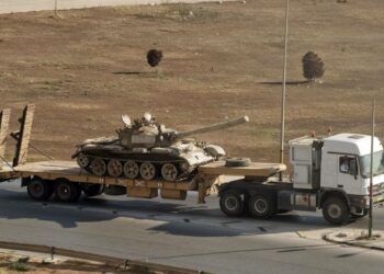 Rekka kuljetti Libyan kapinallisjoukkojen valtaamaa T-72 -panssarivaunua Bengasin lähellä elokuussa.
