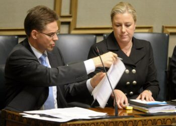 Pääministeri Jyrki Katainen ja valtiovarainministeri Jutta Urpilainen eduskunnan täysistunnossa.