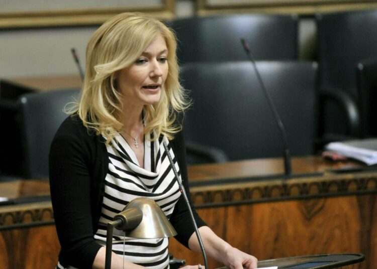 Peruspalveluministeri Maria Guzenina-Richardson.