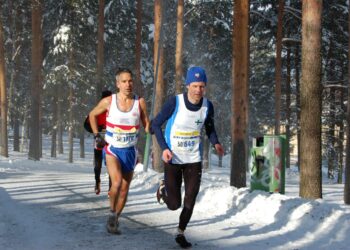 Maastojuoksun M-50 sarjassa pronssille kirinyt britti Julian Critchlow pärjäsi Harjun lumisella radalla huomattavasti kevyemmässä asussa kuin seitsemänneksi sijoittunut Suomen Seppo Kykkänen.