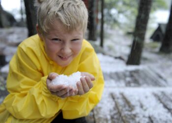 Ei tarvinnut mennä kesäkuussa Lappiin asti etsimään valkoiseksi muuttunutta maata. Kouvolan Vuohijärvellä lomaa viettänyt Ville-Kalle pääsi raesateen jäljiltä lumipallojen tekoon keskiviikkona 27. kesäkuuta.