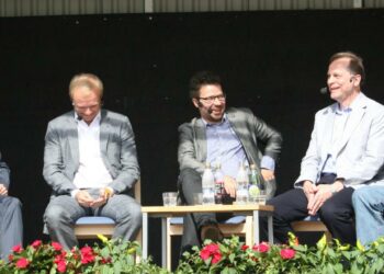 Suomi tarvitsee teollisuutta, siitä tämä paneeli oli yksimielinen. Vasemmalla keskustelua vetänyt Mika Nykänen sekä panelistit Pekka Lundmark, Ville Niinistö, Timo Nikinmaa ja Jari Myllykoski.