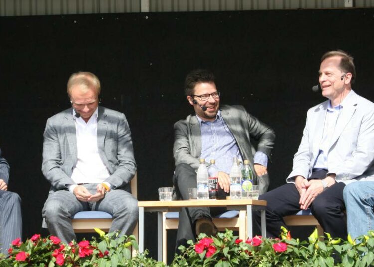 Suomi tarvitsee teollisuutta, siitä tämä paneeli oli yksimielinen. Vasemmalla keskustelua vetänyt Mika Nykänen sekä panelistit Pekka Lundmark, Ville Niinistö, Timo Nikinmaa ja Jari Myllykoski.
