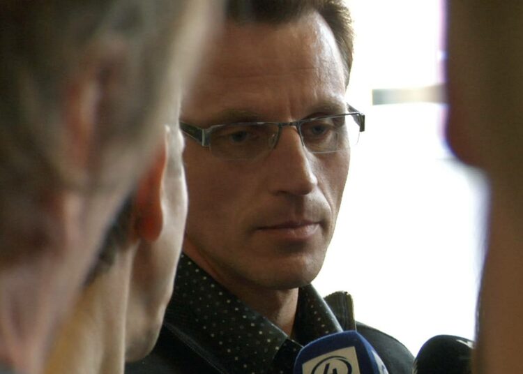 Suomen hiihtomaajoukkueen entinen päävalmentaja Kari-Pekka Kyrö median piirittämänä Sinivalkoinen valhe -elokuvassa,
