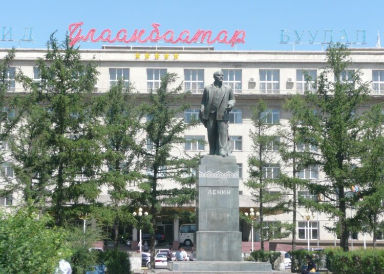 Mongolian viimeinen ulkotilojen Lenin-patsas seisoi viime syksyyn saakka Ulan Batorin keskustassa.