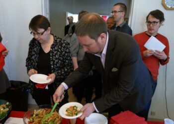 Pitkistä piirikokouksista ei selviä puheenjohtajakaan ilman ruokaa.