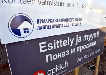 Kaksikielinen kyltti Lappeenrannan loma-asuntomessujen alueella vuonna 2012.