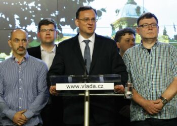 Pääministeri Petr Necas (keskellä) joutui sunnuntaina taipumaan ja jättämään hallituksensa eronpyynnön.