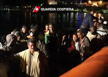 Lokakuun alun onnettomuudesta pelastettuja tuodaan Lampedusan satamaan Italian rannikkovartioston välittämässä kuvassa.