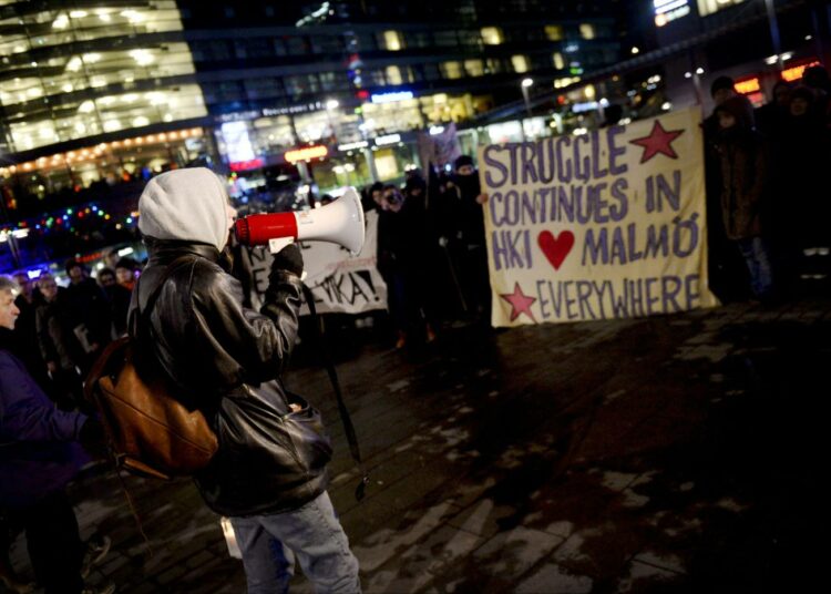 Mielenosoitus järjestettiin solidaarisuuden osoituksena Malmön naistenpäivän mielenosoituksessa puukotetuille.