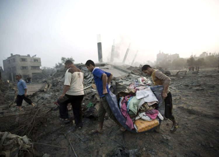 Tämä uutistoimisto AFP:n välittämä, Gazassa otettu kuva on peräisin samasta tilanteesta ja samoista henkilöistä, jotka ABC:n uutisissa nimettiin israelilaisiksi.