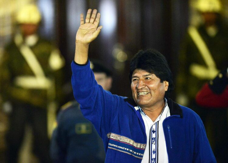 Evo Morales tervehtimässä kannattajiaan maanantaina.