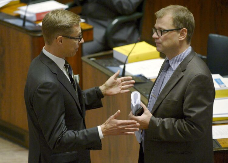 Kokoomuksen Alexander Stubb voi vain levitellä käsiään, kun Juha Sipilän keskusta menee menojaan. Kokoomus on menettänyt kannatuksestaan heinäkuun jälkeen lähes 2,5 prosenttiyksikköä ja keskusta lisännyt yli 4,5.