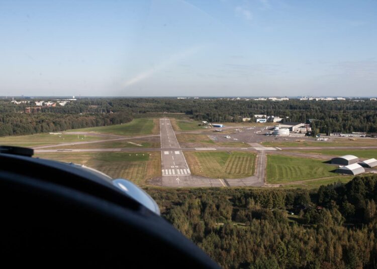 Ultrakevyt lentokone lähestyy Malmin lentoaseman kiitotietä.