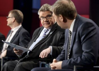 Oppositiojohtajia Ylen keskustelussa viime viikolla. Laidoilla keskustan Juha Sipilän ja vasemmistoliiton Paavo Arhinmäen johtamien puolueiden kannatus nousi, mutta Timo Soinilla alkaa olla keskellä ahdasta.