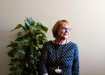 Annika Lapintie tarjoaa lettuja keskiviikkona.