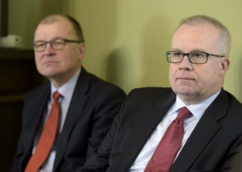Valtiovarainministeriön alivaltiosihteeri Timo Viherkenttä (vas) ja kansantalousosaston johtaja Markus Sovala kertoivat virkamiesnäkökulmasta seuraavan vaalikauden taloudellisista lähtökohdista. Virkamiesten mukaan velkaantuminen taittuisi 6 miljardin toimilla.
