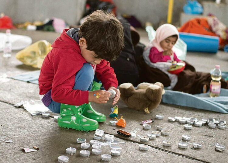 Pakolaislapsi on periaatteessa adoptoitavissa aivan kuin muukin lapsi, kirjoittaa Adoptiolautakunnan puheenjohtaja Merja Vuori. Kuvan pakolaislapset Unkarin ja Itävällan rajalla eivät liity kirjoitukseen.