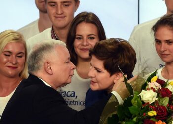 PiS-puolueen puheenjohtaja Jaroslaw Kaczynski onnitteli sunnuntai-iltana pääministeriksi nousevaa Beata Szydloa. Kaczynskin on ounasteltu ottavan myöhemmin pääministerin paikan itselleen.